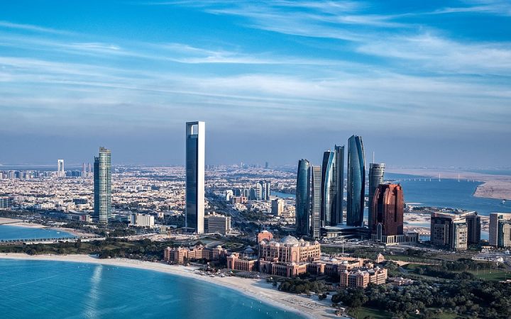 مشهد جوي لأفق مدينة أبوظبي والواجهة الشاطئية وناطحات السحاب الحديثة على طول ساحل الخليج العربي