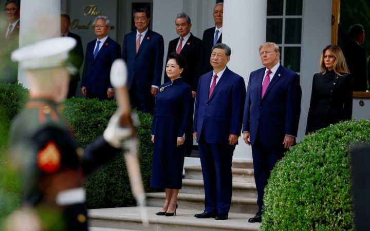 Xi Jinping and Donald Trump standing with their spouses during an official diplomatic ceremony at the White House