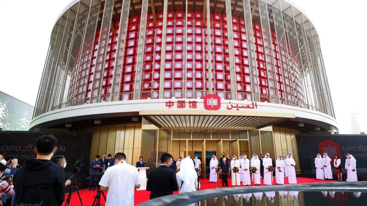 مسؤولون إماراتيون وصينيون في حفل الافتتاح أمام جناح الصين في إكسبو 2020 دبي
