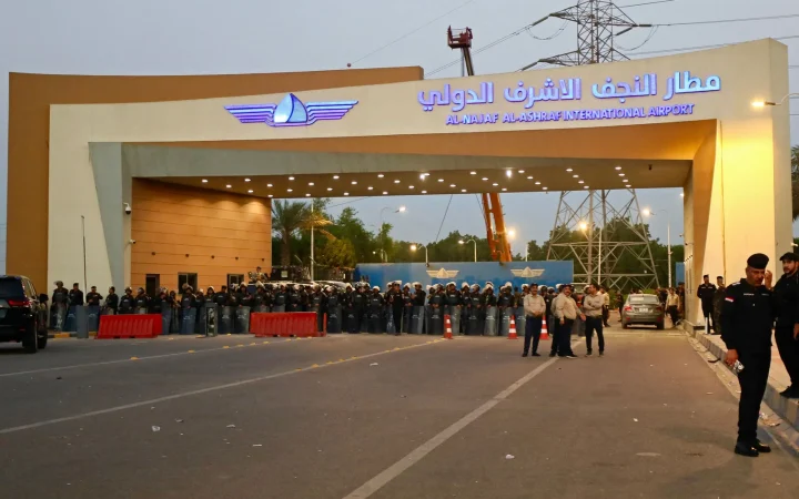 قوات الأمن تنتشر أمام بوابة مطار النجف الأشرف الدولي