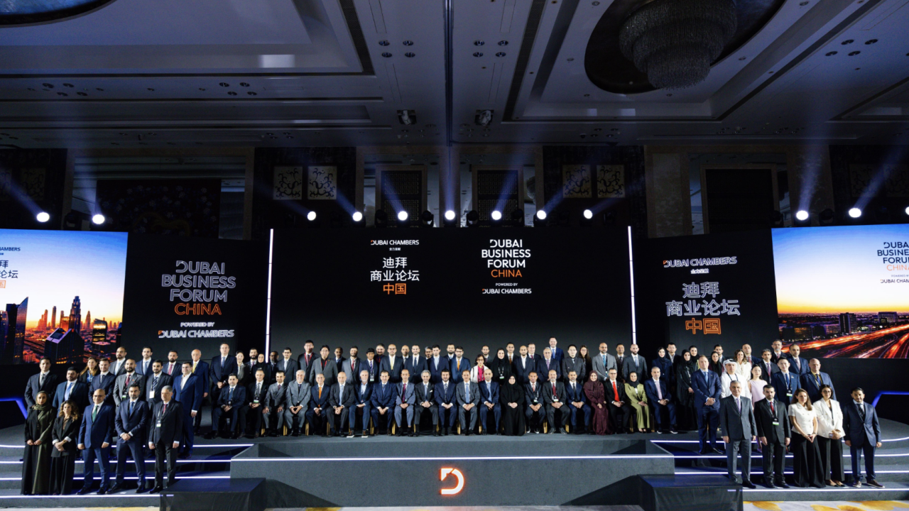Group photo of officials and business leaders on stage at the Dubai Business Forum China