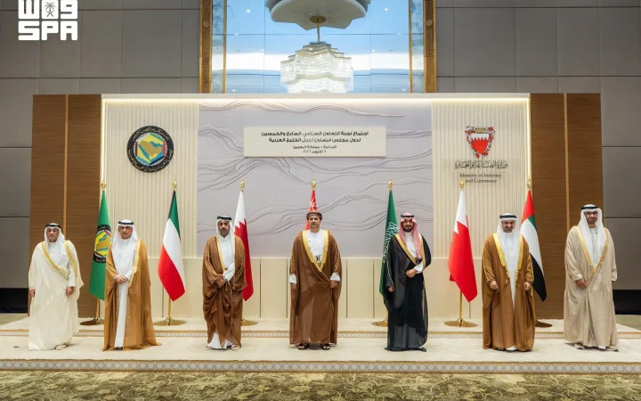 GCC ministers lined up on stage in traditional attire during an official ministerial meeting