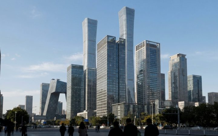 插图：北京朝阳中央商务区现代玻璃幕墙商业高楼与金融总部的新闻编辑摄影照片